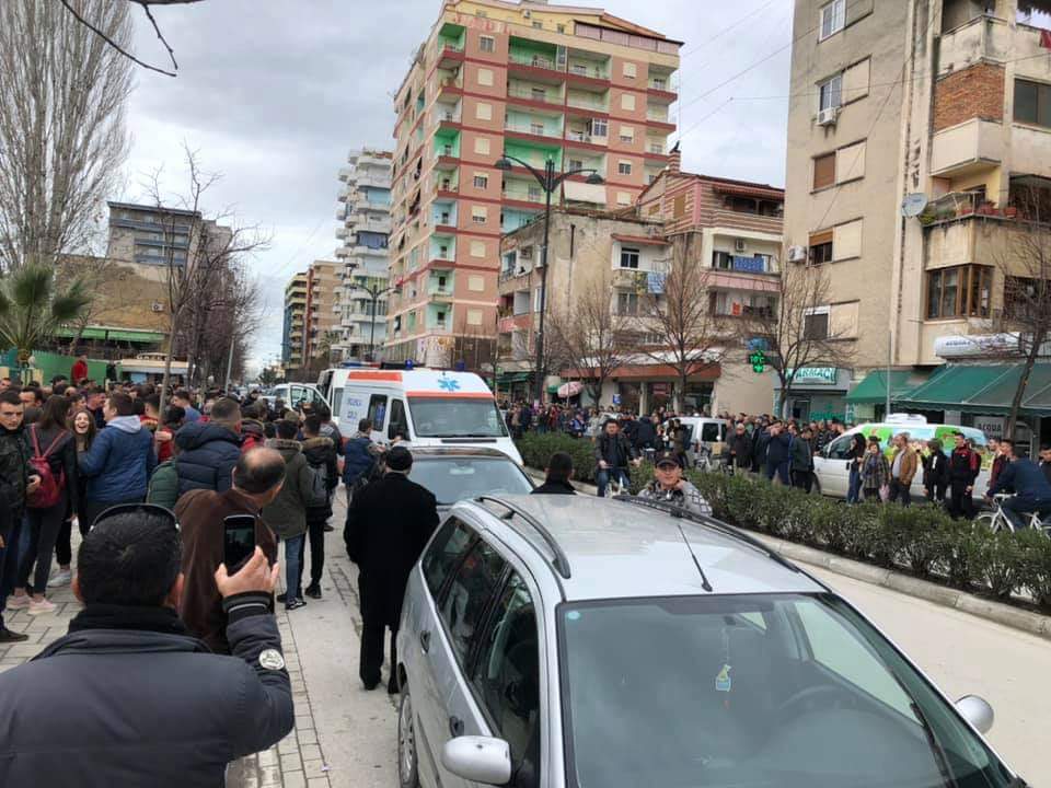 Ish-deputeti nxjerr videot: Helm në gjithë ambientet e shkollës, nxënës që ikin me urgjencë në spital