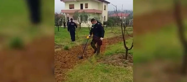 Vrau nipin 41-vjeçar, policia gjen armën e krimit (VIDEO)