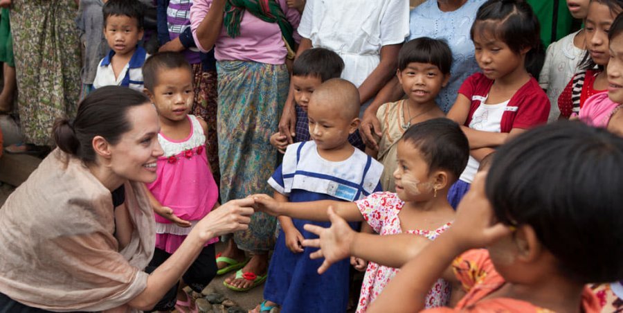 Angelina Jolie dhuron 1 mln dollarë për fëmijët e varfër