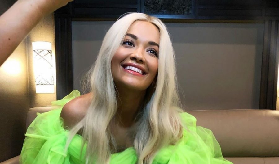 Rita Ora i bën të gjithë ta kthejnë kokën nga ajo (FOTO)