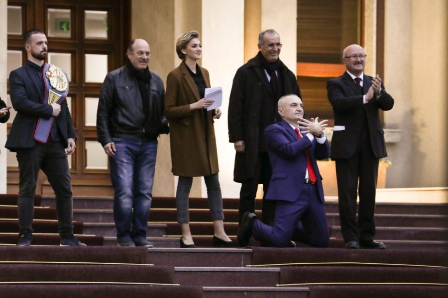 Kush është studentja bukuroshe që u shfaq në krah të Metës (FOTO)