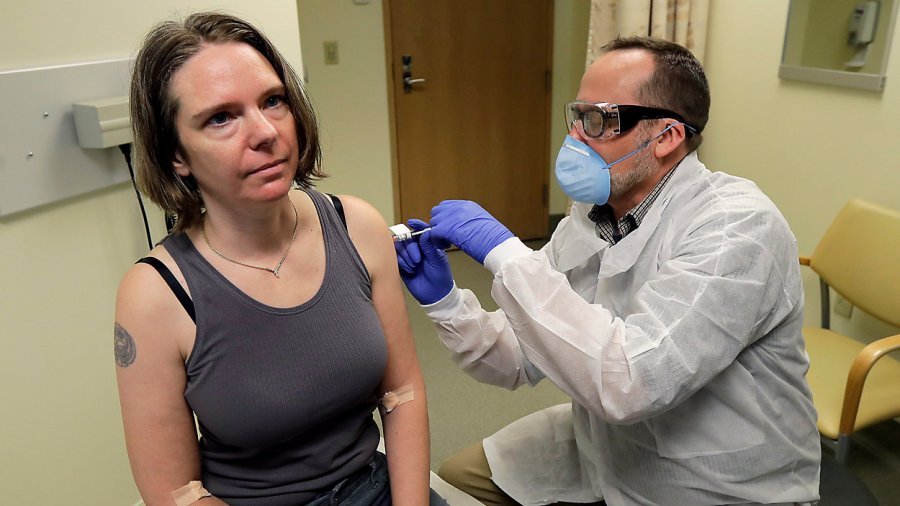 Njeriu i parë në botë teston vaksinën kundër koronavirusit