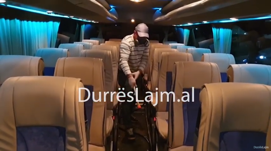 Koronavirusi/ Dezinfektohen autobuzët në Durrës (VIDEO)