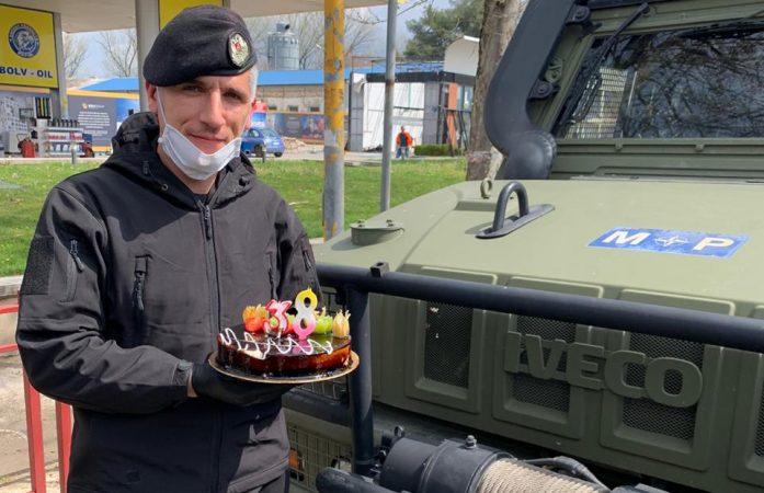 Video emocionuese! Majori feston ditëlindjen në rrugë, momenti kur surprizohet nga kolegët