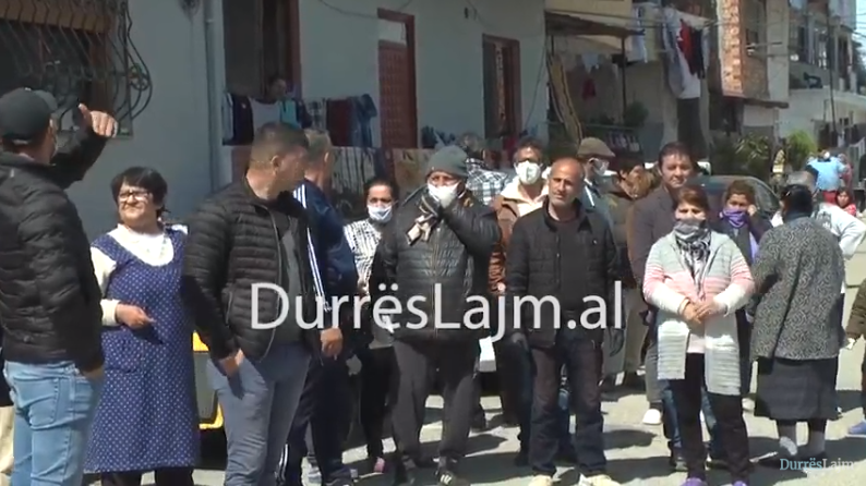Banorët e lagjes nr.8 në Durrës në protestë: S’kemi ushqime, asnjë s’ka ardhur të na shohë (VIDEO)