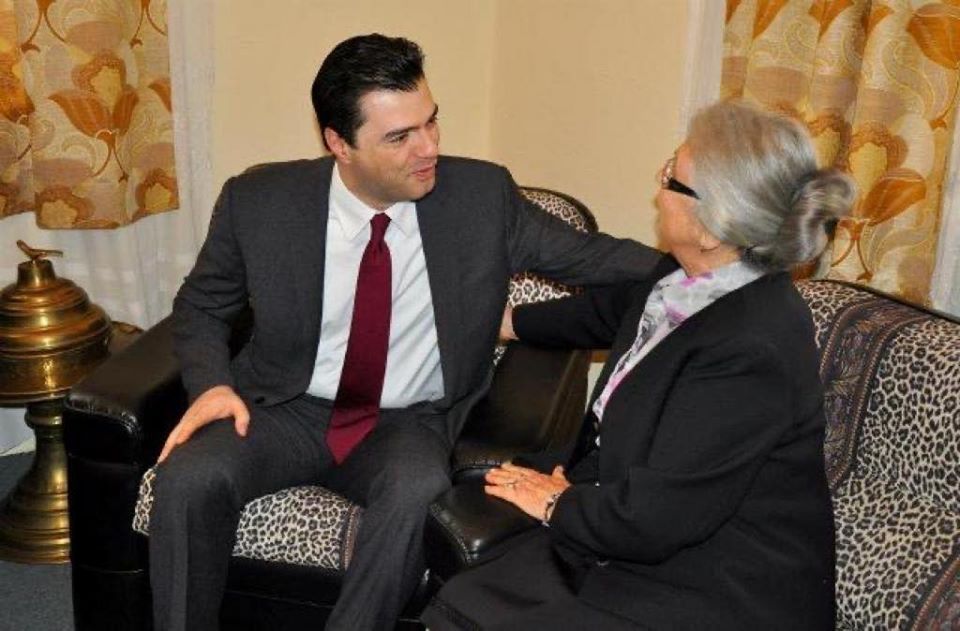 Basha me mësuesen e klasës së parë: Kushte të pafavorshme për ta, premtoj se ditë më të mira do të vijnë