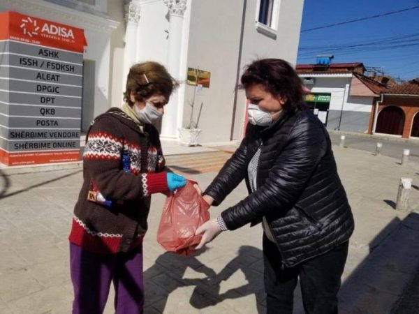 Covid-19/ Vazhdon dërgimi i vakteve në shtëpi për të moshuarit e Tiranës