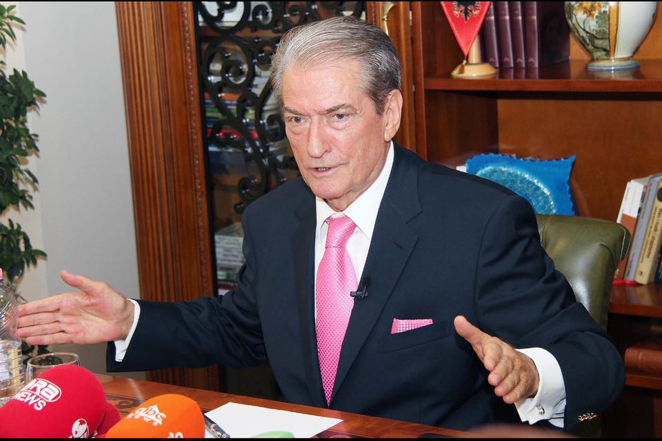 Balla dorëzon kallëzimin penal ndaj Berishës: Facebook-u i tij, makinë paniku