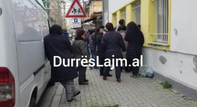 Në Durrës, jo të gjithë mbajnë distancën e duhur nga njëri-tjetri (VIDEO)