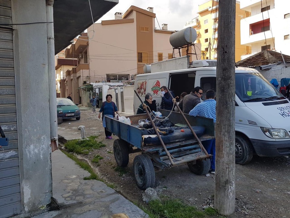 Grupi i biznesmenëve durrsakë dhurojnë nga 200 bukë në ditë për shtresat në nevojë