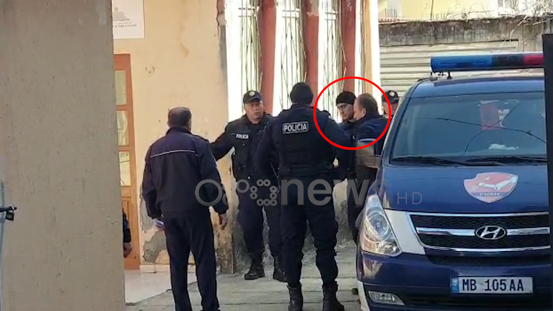 Me pranga në duar, momenti kur Henri Çili futet në gjykatën e Përmetit (VIDEO)