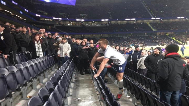 “Çmendet” Eric Dier, në tribunë për t’u përleshur me tifozin (VIDEO)