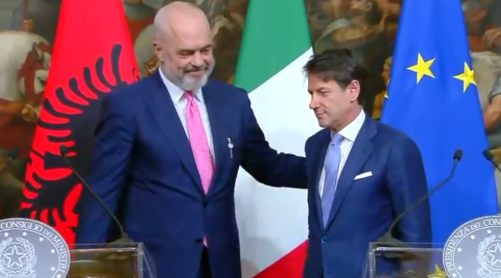 Skuadra me 30 bluza të bardha në Bergamo, kryeministri italian: Faleminderit Shqipëri!