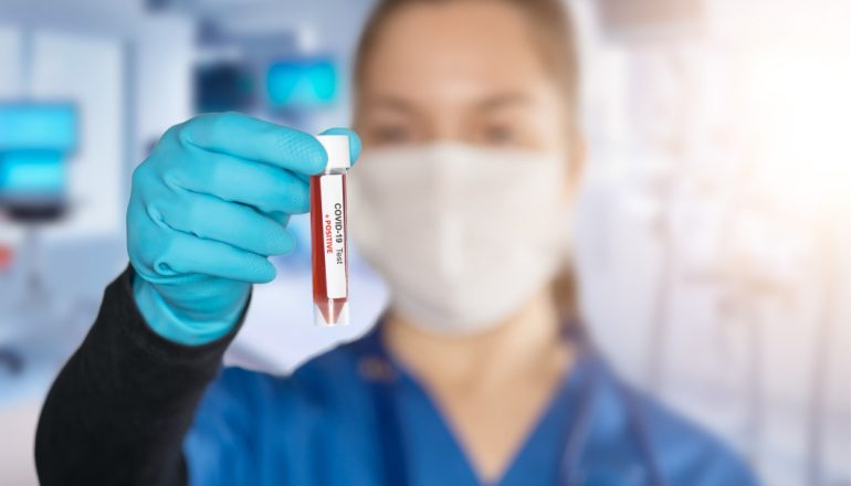 Tre të dyshuar me koronavirus në Korçë nisen drejt Tiranës