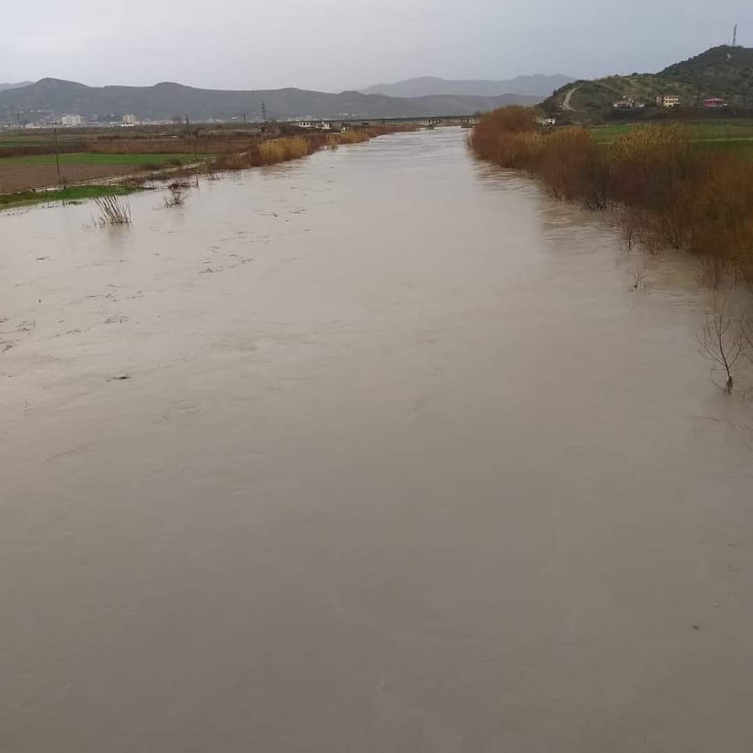 Braçe jep alarmin, thirrje banorëve: Lumi po del nga shtrati, largohuni vetë