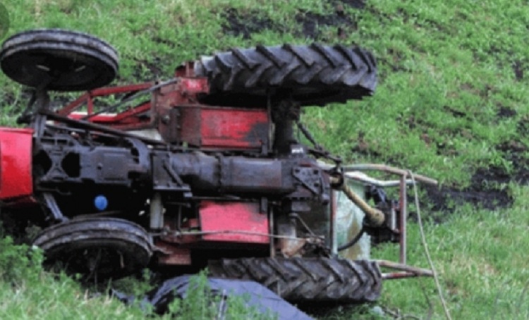 Përmbyset bashkë me traktorin teksa punonte tokën, plagoset rëndë i riu