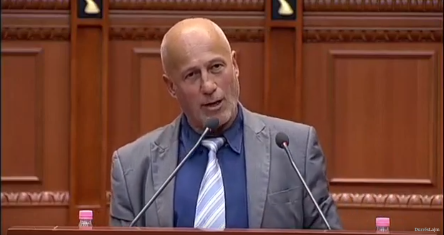 “Fëmrat me mua kanë pirë më shumë whisky se sa ujë!” Fjalimi skandaloz në Kuvend (VIDEO)