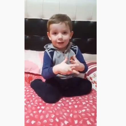 “Mos dilni jashtë se është koronavirusi!” Vogëlushi nga Durrësi tregon çfarë mund të bëni në shtëpi