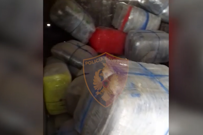 Kapen 613 kg drogë, në pranga 2 persona, sekuestrohet dhe një gomone