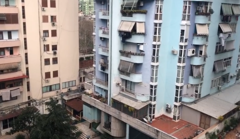 VIDEO/ Edhe shqiptarët duartrokitje nga ballkonet për bluzat e bardha në luftë me koronavirusin