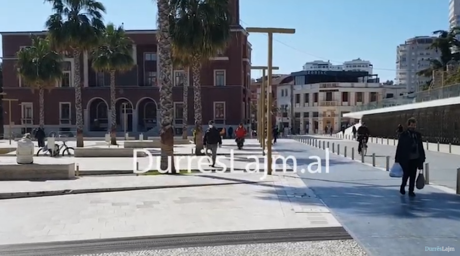 Durrësi në vetizolim, por njerëzit nuk mungojnë nëpër rrugë (VIDEO)