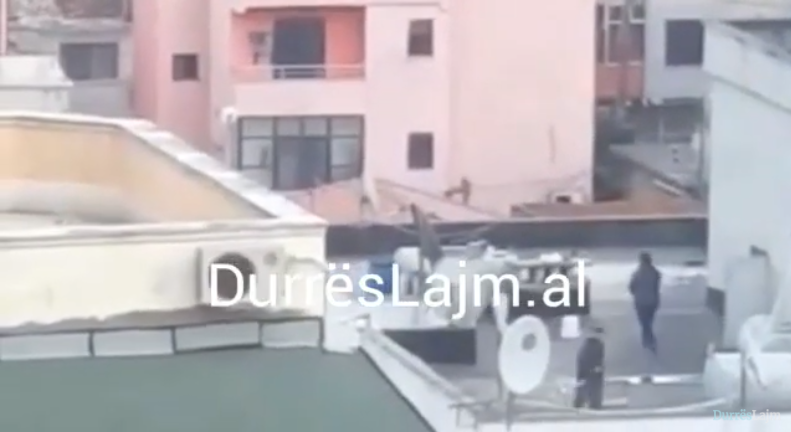 Durrës, çifti respekton karantinën edhe në taracën e pallatit (VIDEO)