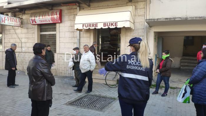 Kufizimi total i fundjavës/ Banorët në Durrës radhë te furrat e bukës, Policia Bashkiake thirrje me megafon (VIDEO)