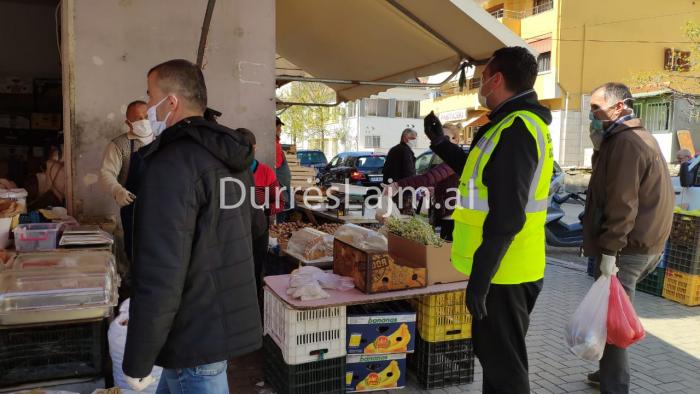Qytetarët e Durrësit nuk respektojnë distancat, Dyrmishi dhe Çopa zbresin vetë në terren (FOTO & VIDEO)