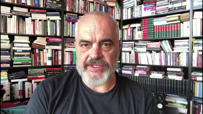 Rama thirrje të rinjve: Mos dilni nga shtëpia, jeni edhe ju të rrezikuar nga COVID-19