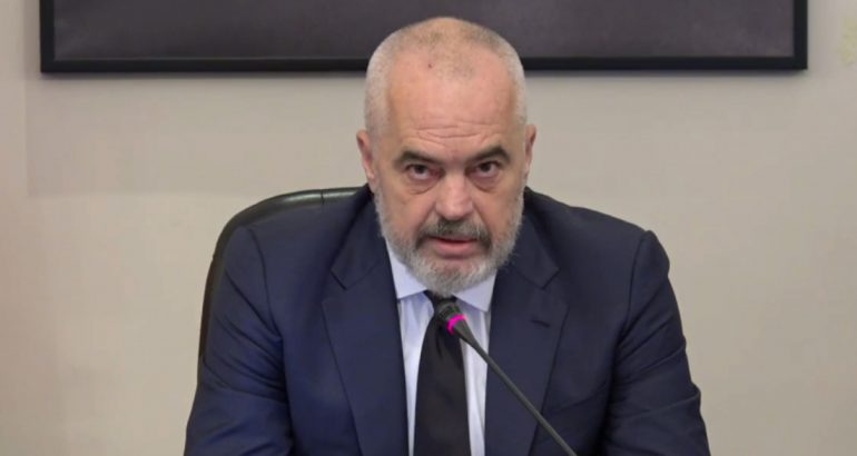 Pezullimi i mësimit, qeveria gati vendimin: Dy javë leje për njërin nga prindërit