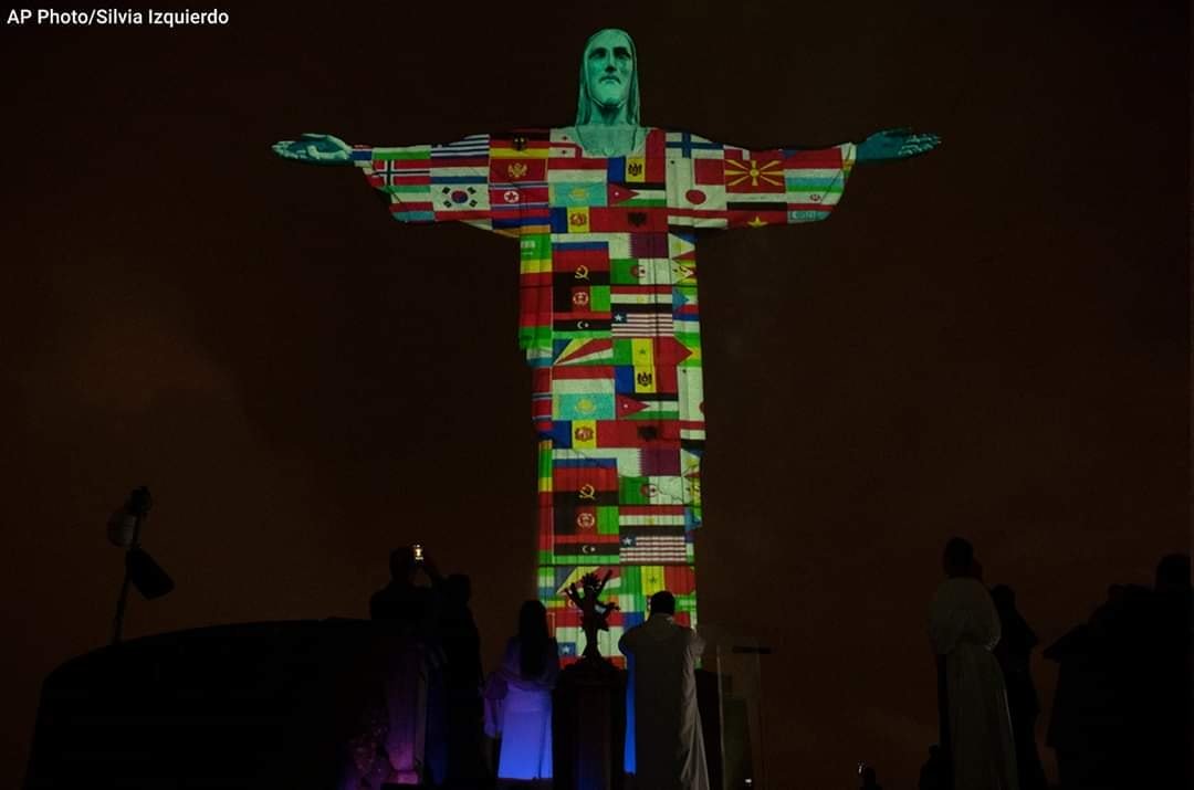 Statuja e Krishtit në Rio de Zhaneiro ndriçohet me flamujt e vendeve të prekurve, mes tyre dhe Shqipëria