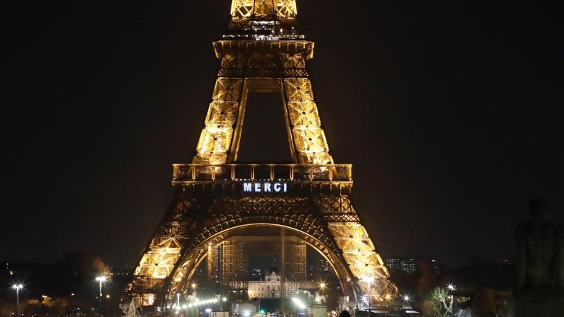 “Merci”, kulla Eiffel falenderon mjekët që po luftojnë me koronavirusin (VIDEO)