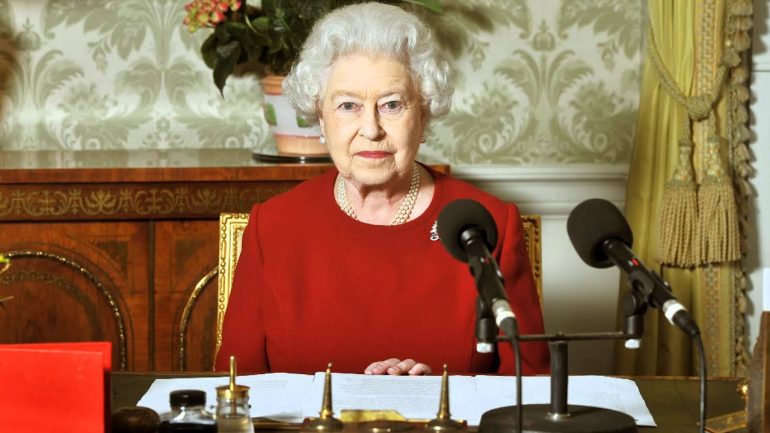 Pallati Mbretëror i shqetësuar, kamerieri i mbretëreshës me koronavirus