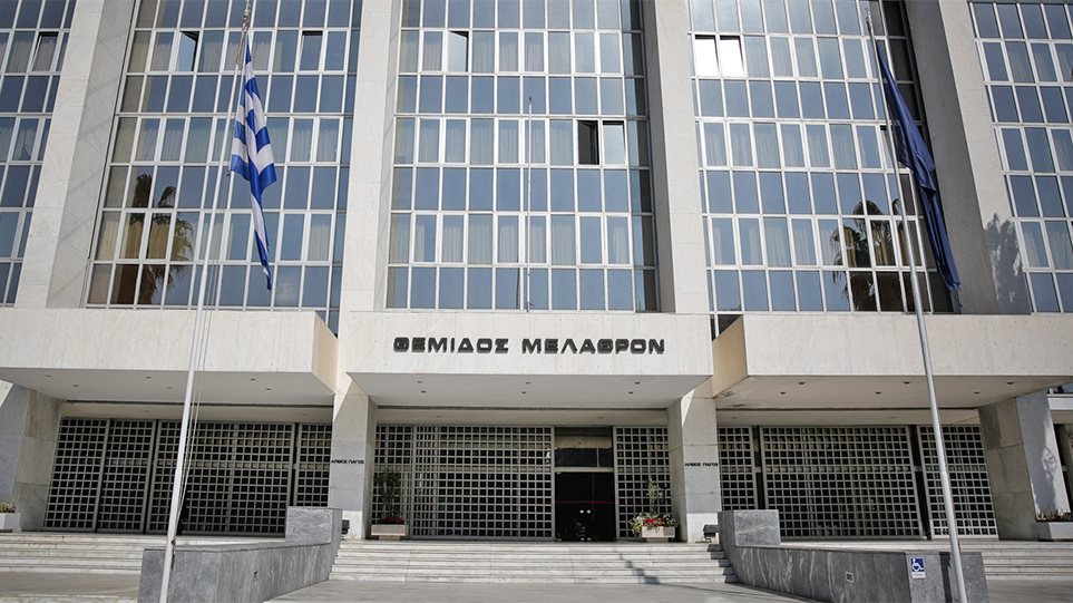 Koronavirusi/ Greqia shtrëngon masat, burg përjetë për këta persona