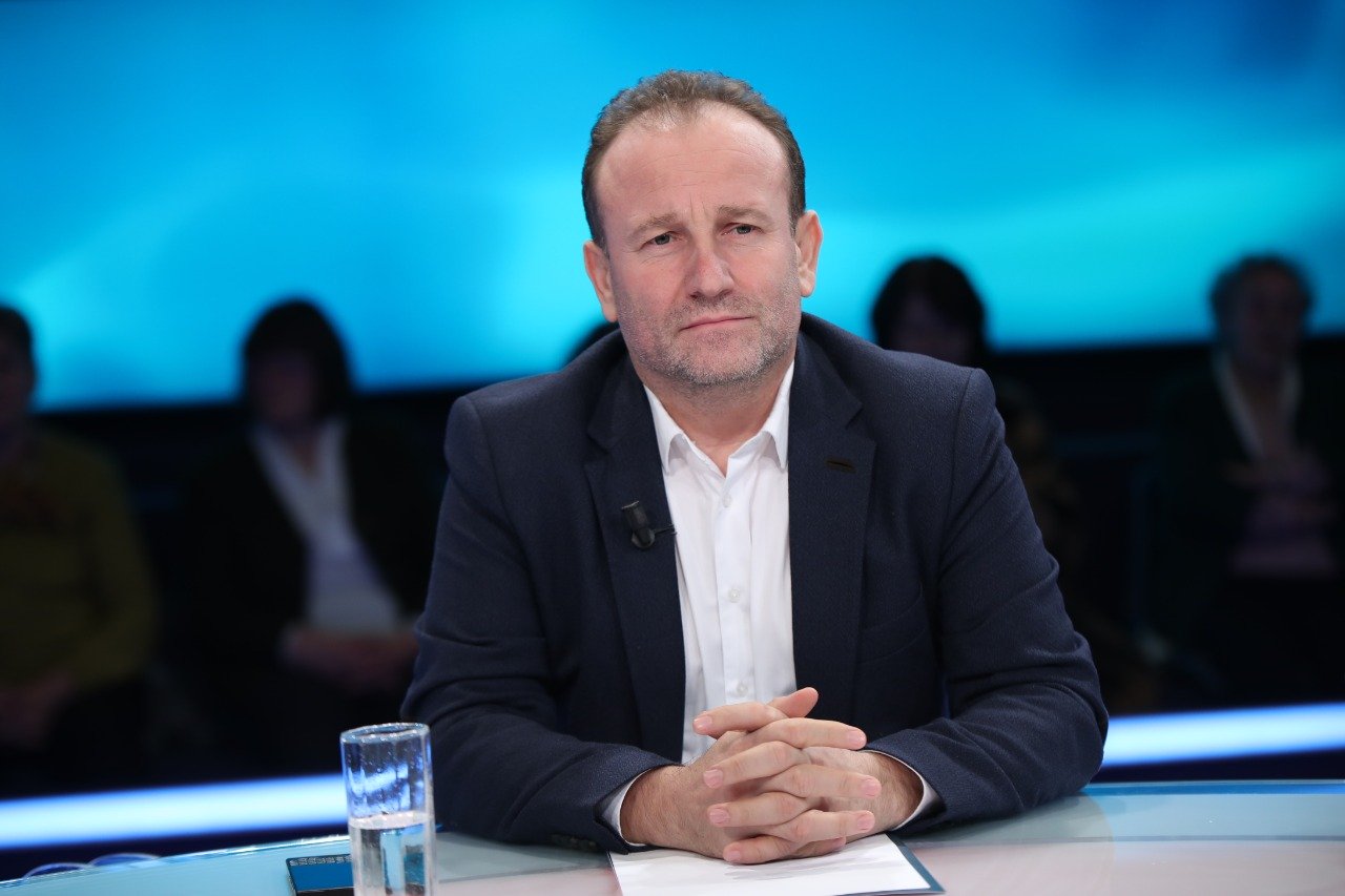 Henri Çili nuk pranon takimin me gjyqtarin ‘X’: Mezi pres që akuza t’i nxjerrë emrin!