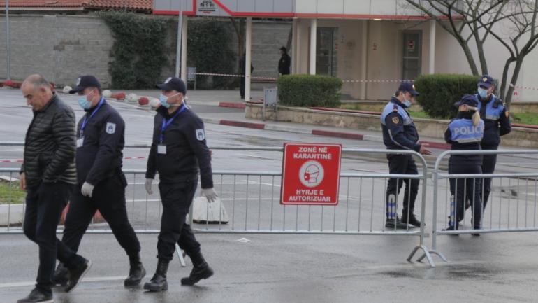 Familja nga Durrësi debat me mjekët tek karantina në QSUT, ka pasur kontakt me pacienten e prekur