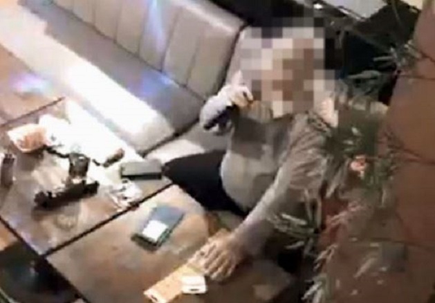 Përhapi qëllimisht koronavirusin, vdes 57-vjeçari