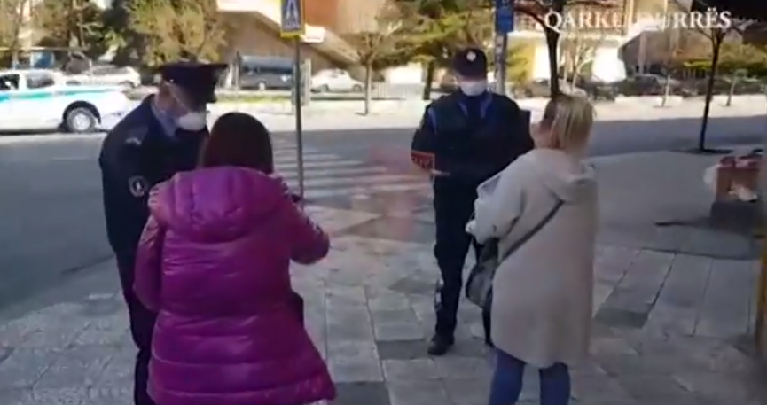 Nuk respektuan oraret kufizuese, në 4 orë gjobiten 165 këmbësorë (VIDEO)