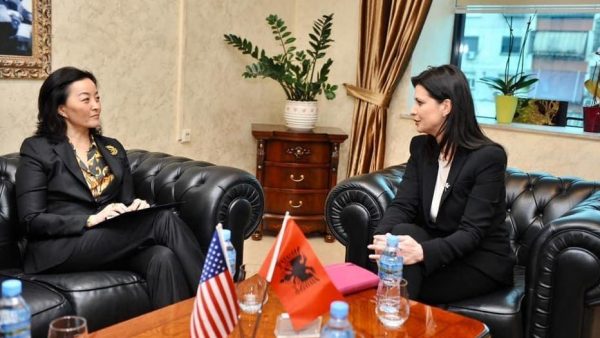 Meta i kërkoi dorëheqjen, ambasadorja e SHBA takon Etilda Gjonajn