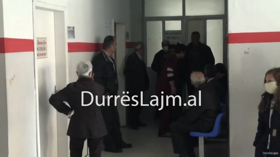 Durrës, qytetarë të shumtë në Poliklinikën e Specialiteteve, shumë prej tyre nuk mbajnë masat mbrojtëse (VIDEO)