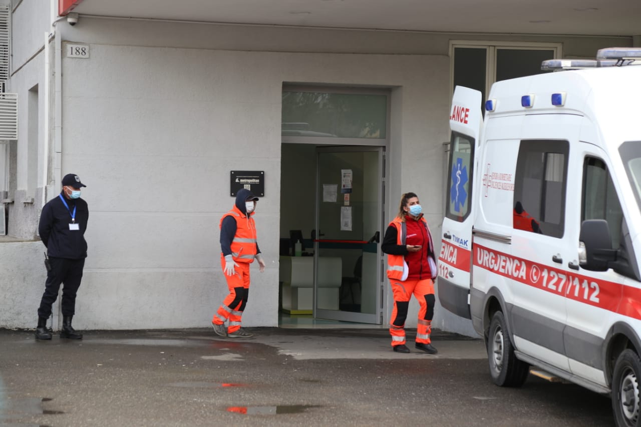 Patën kontakt me çiftin e infektuar, 2 mjekët rezultojnë negativë për COVID-19