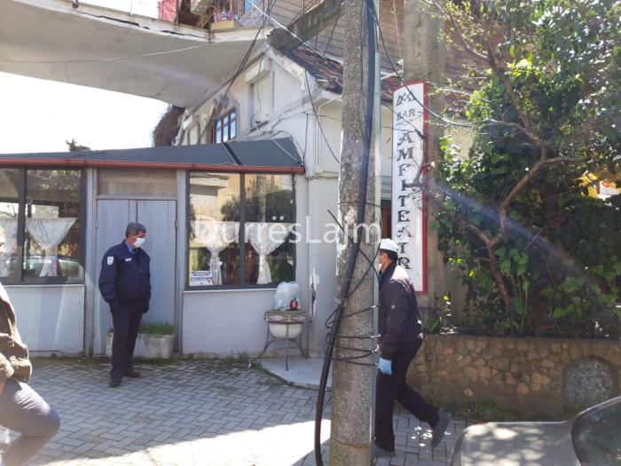 Mbante lokalin hapur në Durrës, gjobitet pronari dhe klientët