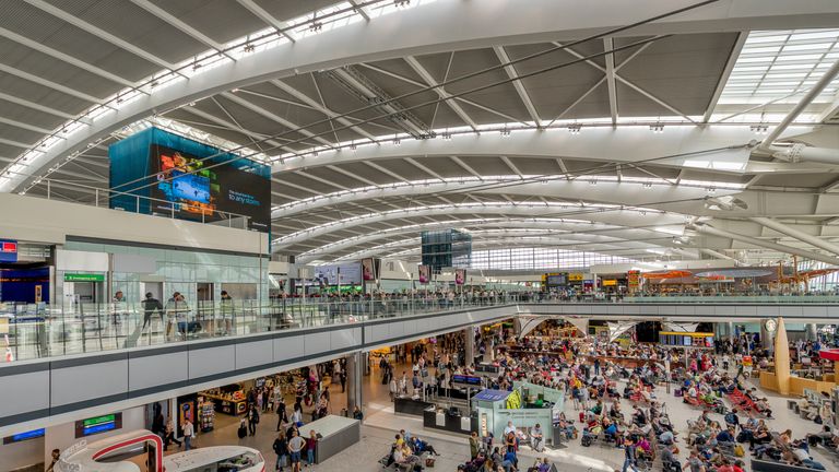 Ambasada publikon listën e udhëtarëve shqiptarë që nesër do të nisen nga Londra