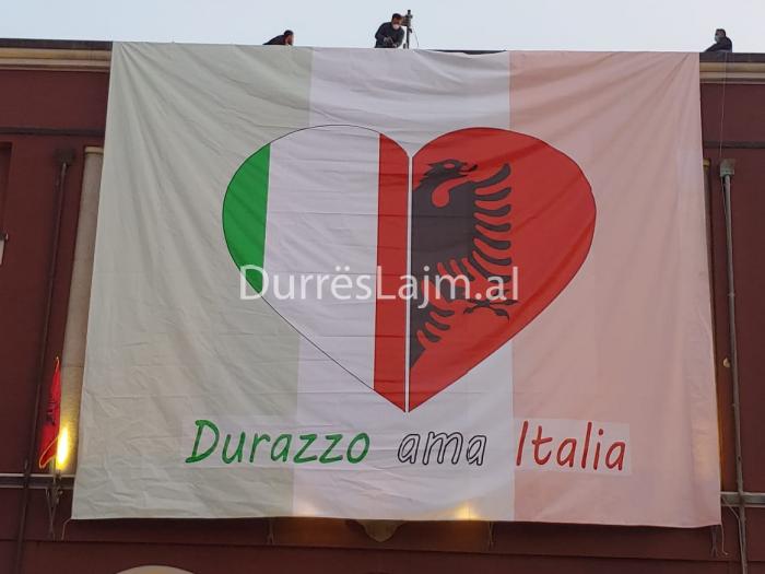 “Durazzo ama Italia”/ Në shenjë solidariteti, baneri gjigand vendoset në bashkinë e Durrësit (FOTO)