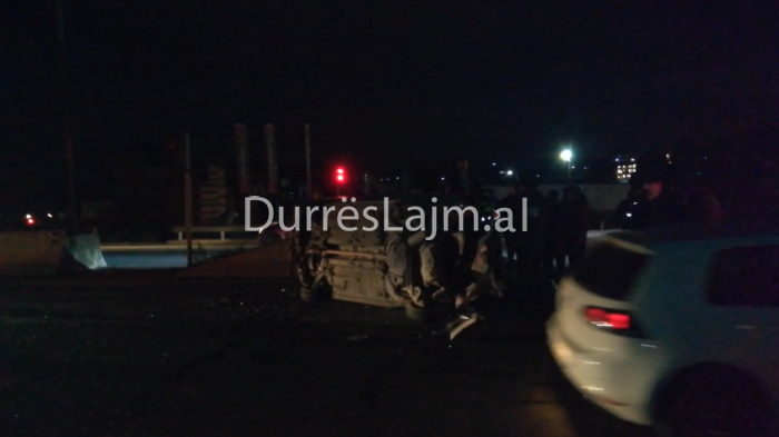 Aksident në Durrës, automjeti përplaset me bordurën dhe kthehet në një anë (VIDEO)