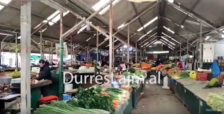 Tregu i fruta-perimeve në Durrës i hapur, por BOSH! Orari i qeverisë nuk përputhet me atë të bashkisë (VIDEO)