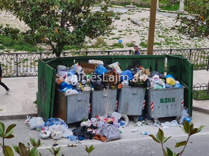 Kohë koronavirusi dhe mbeturinash në Durrës (FOTO)