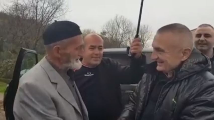 “S’do presim sa ta shkatërrojnë vendin që të ngrihemi”, Meta takon 90-vjeçarin që iu bashkua manifestimit