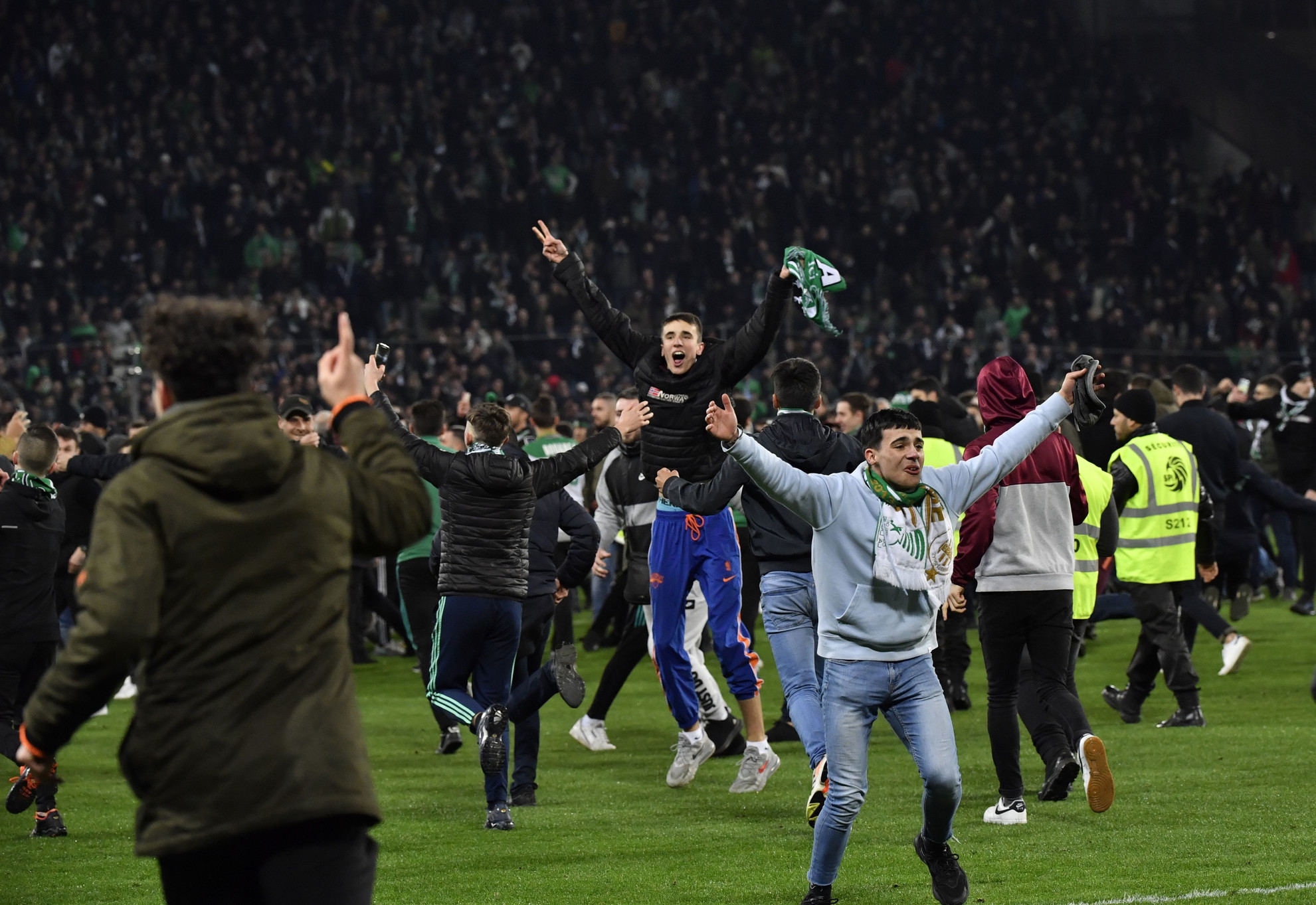 Në finale pas 38 vitesh! Tifozët e Saint Etienne pushtojnë fushën pa frikën e koronavirusit