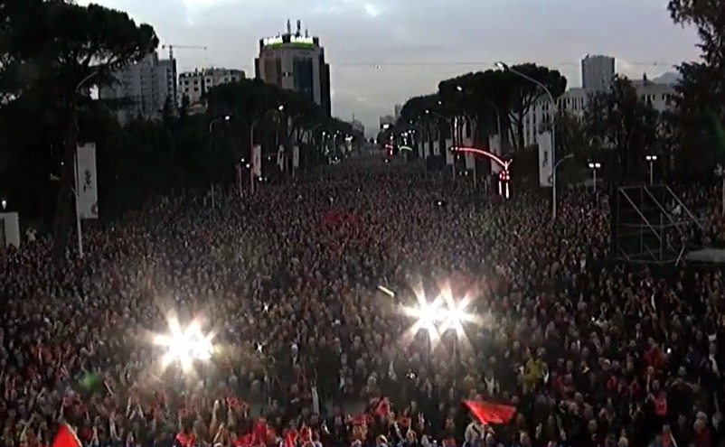 LIVE/ Pjesëmarrje e madhe qytetare në manifestimin e thirrur nga presidenti Meta (VIDEO)
